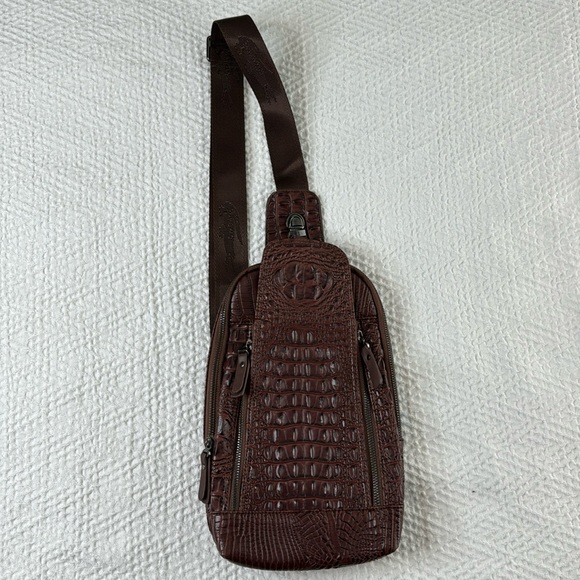 Lacoste Other - Lacoste leather sling crossbody bag